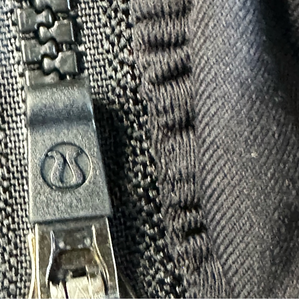 Lululemon Black and White Floral Front Leggings with Ruching Cuff in size 4 - Picture 6 of 9